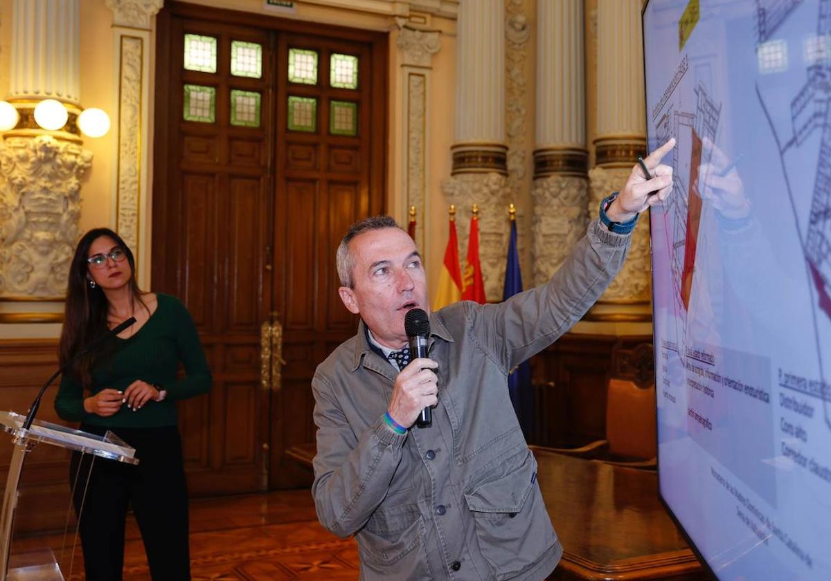 Zarandona y Jiménez presentan el proyecto en el Salón de Recepciones.