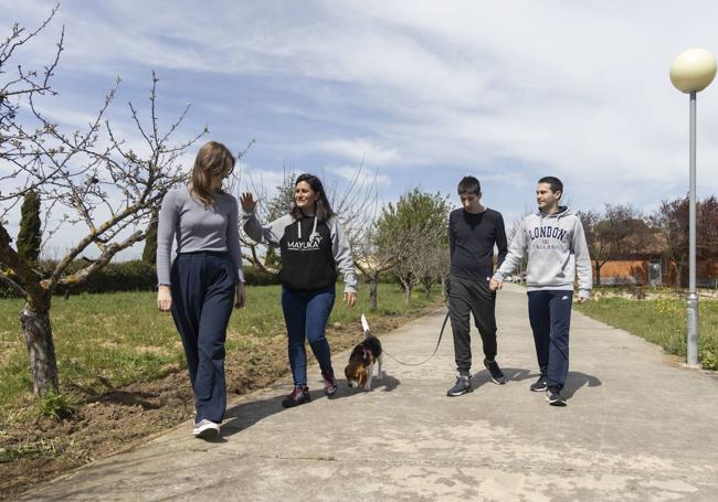 Un paseo con Loti por las instalaciones del centro de día de Apva.