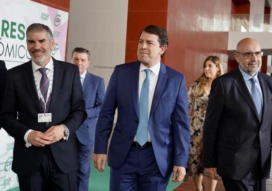 A la izquierda, el reelegido presidente autonómico, Benjamín Castro, seguido del presidente de la Junta de Castilla y León, Alfonso Fernández Mañueco y del presidente nacional de CSIF, Miguel Borra.
