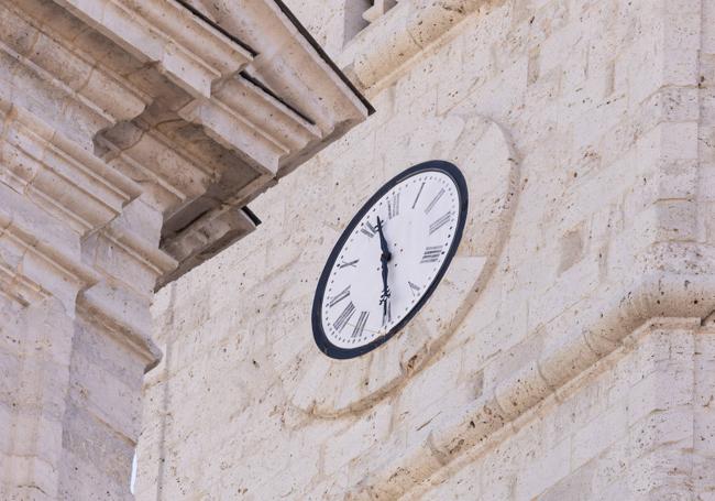 Una de las cuatro esferas del reloj de la catedral.