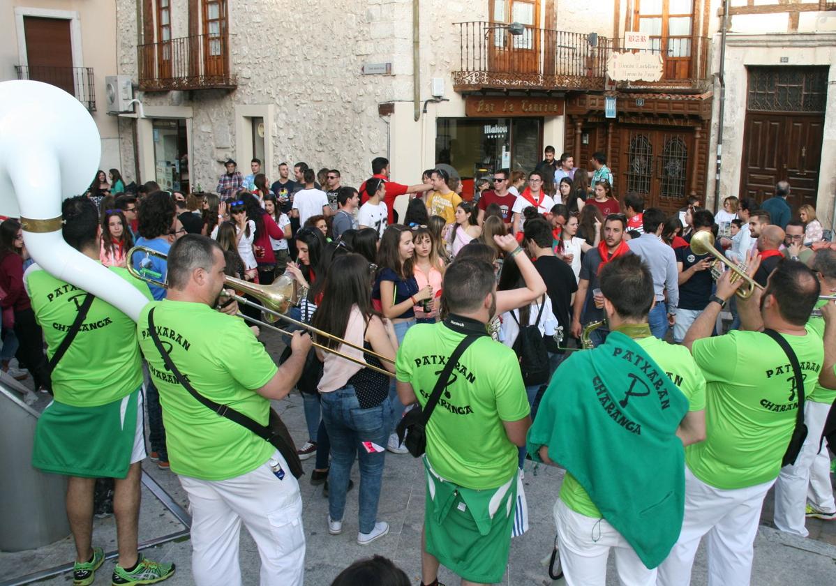 Una charanga, durante su actuación en el festival de Cuéllar.