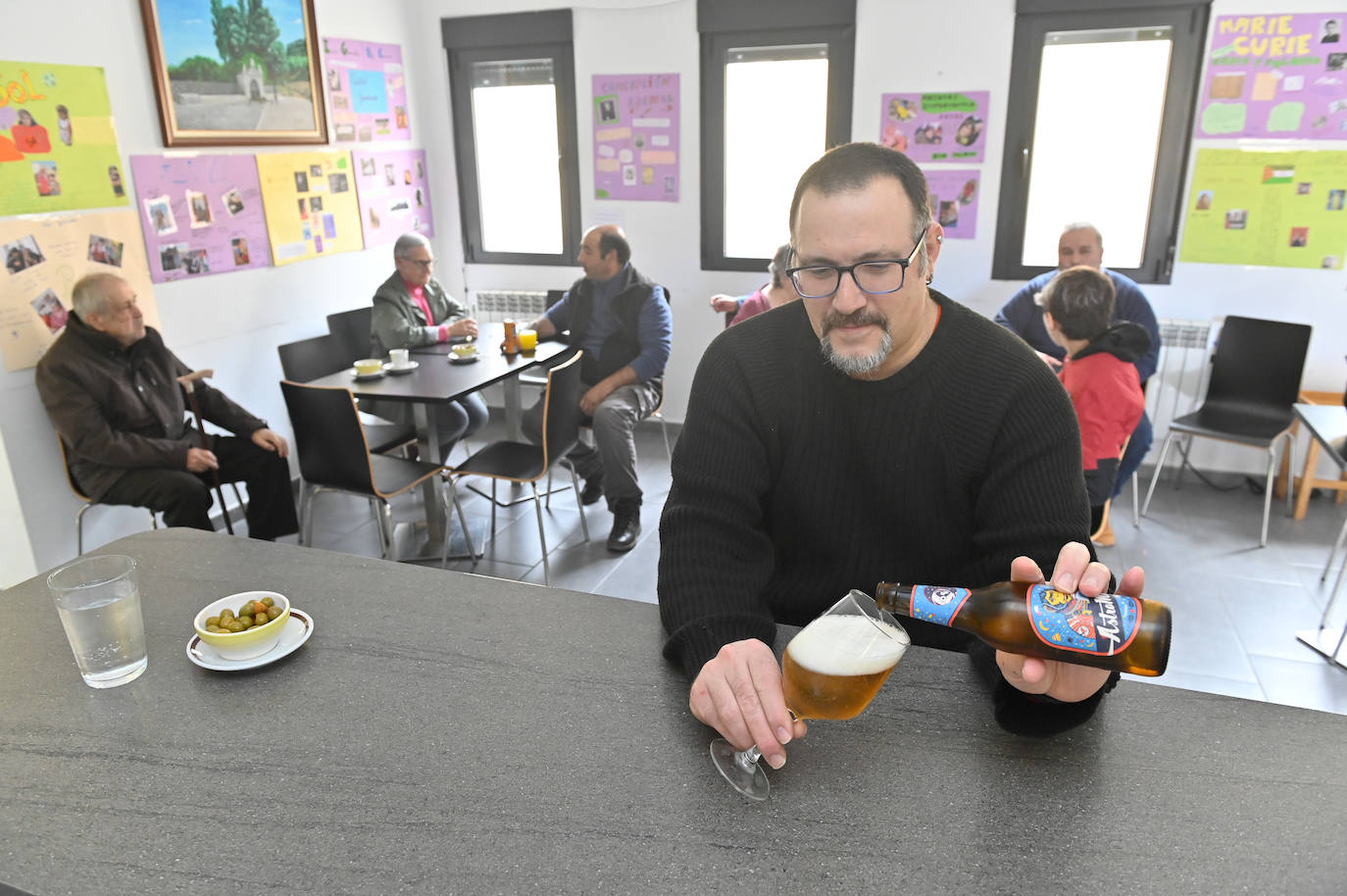 Manuel Calvo, presidente de la Asociación Amigos de San Pelayo se sirve una cerveza en el Centro de Convivencia