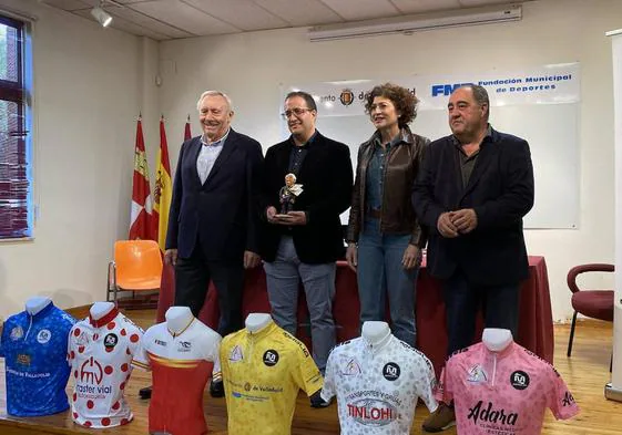 Javier Mínguez, Luis Nieto, Mayte Martínez y Mariano Palacios posan con los maillots.