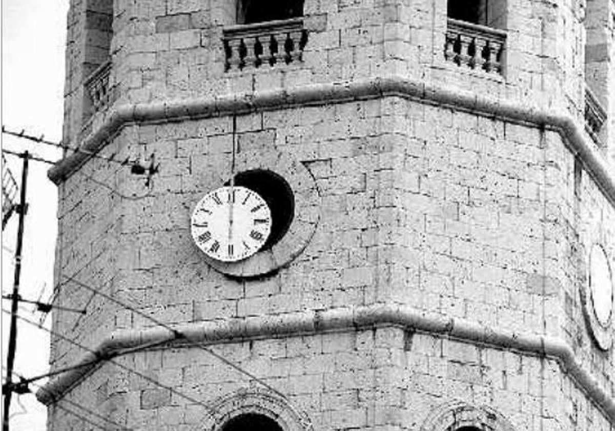 Imagen principal - Colocación de la nueva esfera y, abajo a la derecha, antigua esfera de madera del reloj de la catedral.