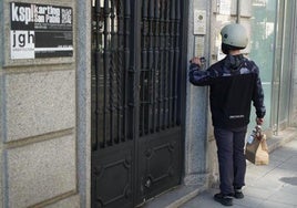 Un repartidor de comida a domicilio en la calle Santiago de Valladolid.