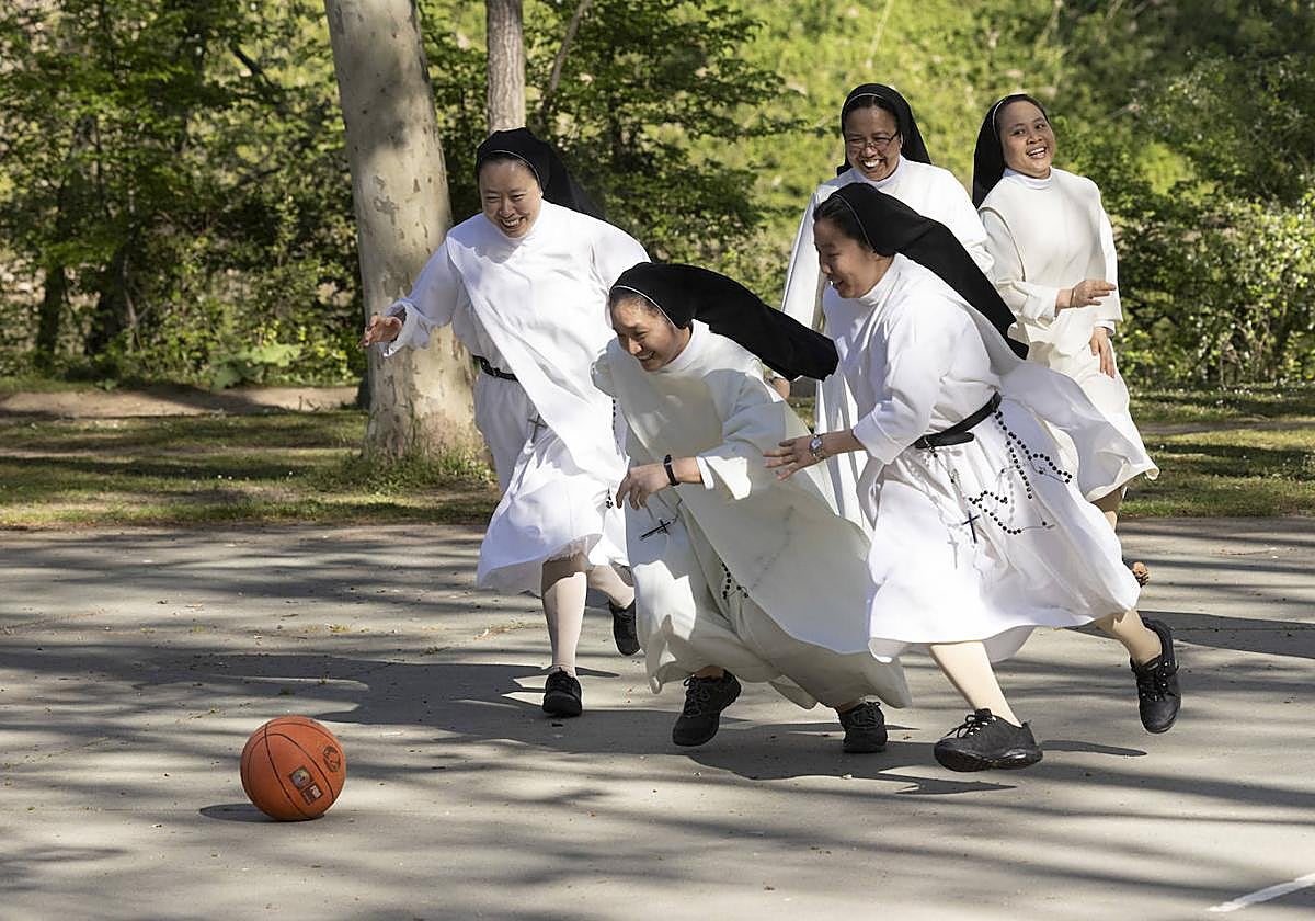 Varias hermanas persiguen un balón en el parque Ribera de Castilla.