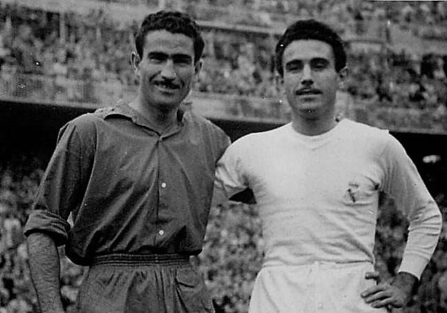 Paco y Rafael Lesmes, fotografiados antes de un partido entre el Real Madrid y el Real Valladolid en los años cincuenta.