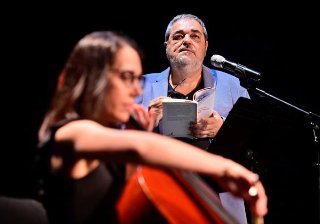 Carlos Aganzo en la presentación de su último poemario.