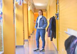 Verónica Martín en los pasillos del CEIP Parque Alameda, colegio que ha elegido para su hija Lola