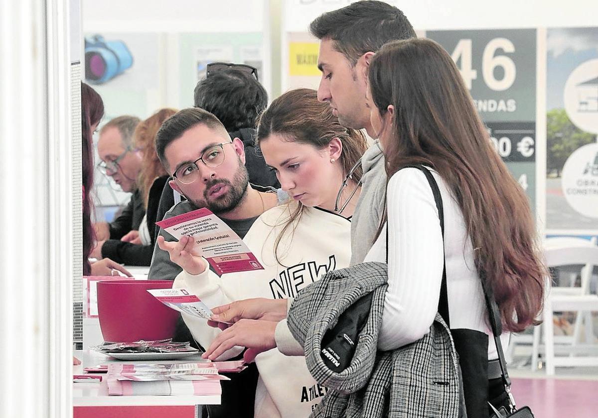 Varias personas consultan información durante la pasada edición del FIVA.