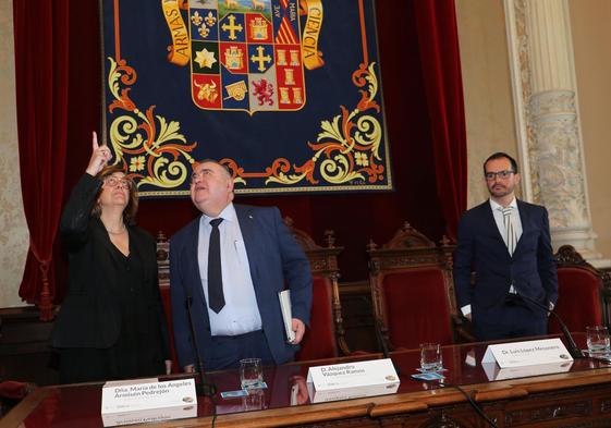 El consejero de Sanidad admira el salón de actos de la Diputación de Palencia.