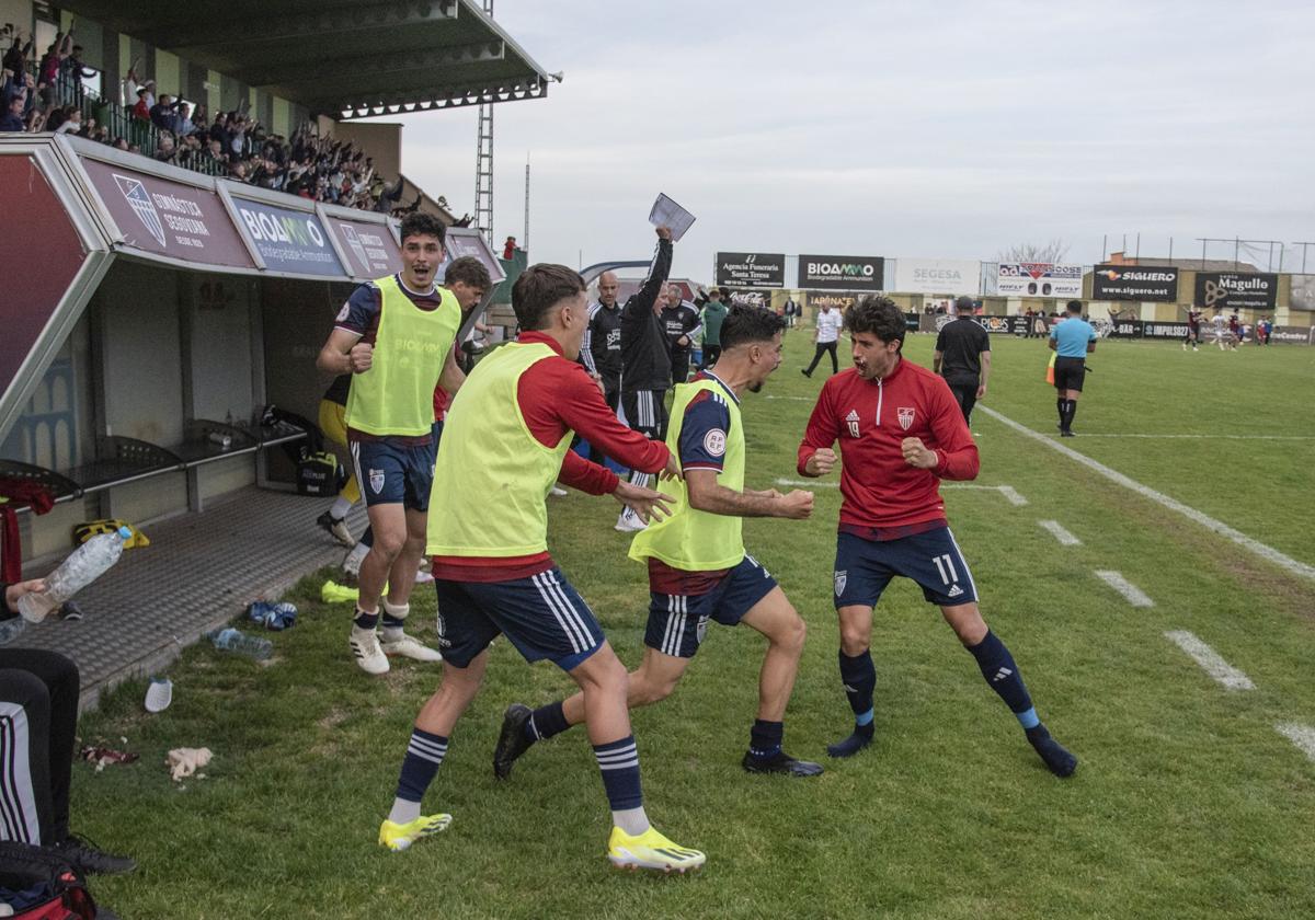 Celebración del triunfo el pasado domingo ante el Badajoz.