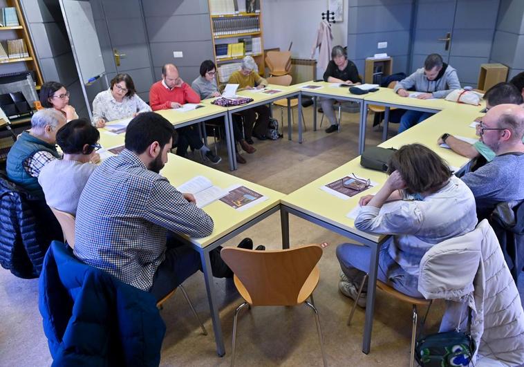 Miembros de un club de lectura de la Fundación Personas-Asprona en la Biblioteca de Castilla y León.