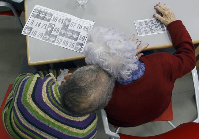 Mayores usuarios de residencia, en una actividad del centro..