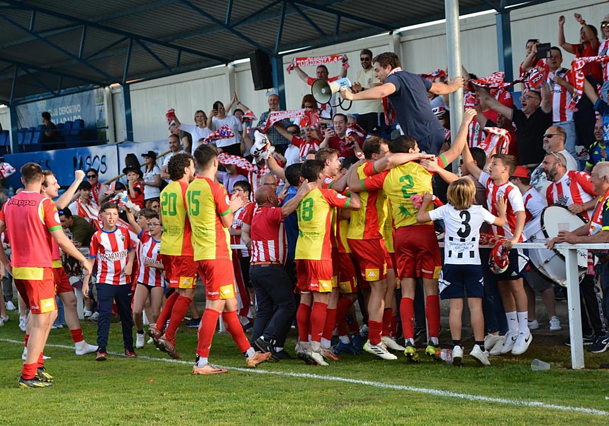Los jugadores del Tordesillas celebran la victoria.