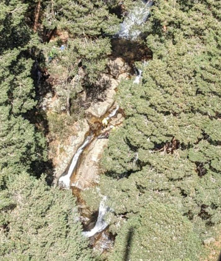 Imagen secundaria 2 - Varios momentos del rescate en la cascada de la Chorranca, en el Real Sitio de San Ildefonso. 