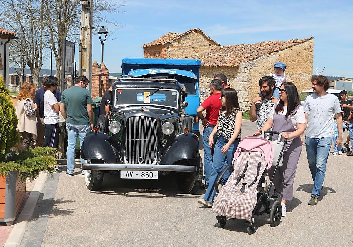 Familias enteras pasearon por Herrera de Valdecañas y disfrutaron de los coches.