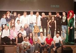 Foto de familia de los participantes y la orgnización de la gala.