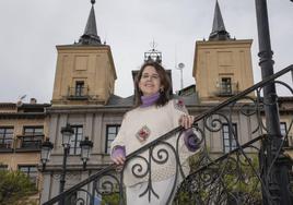 Paloma Serrano, Defensora de la Ciudadanía de Segovia, posa en el quiosco de la Plaza Mayor.