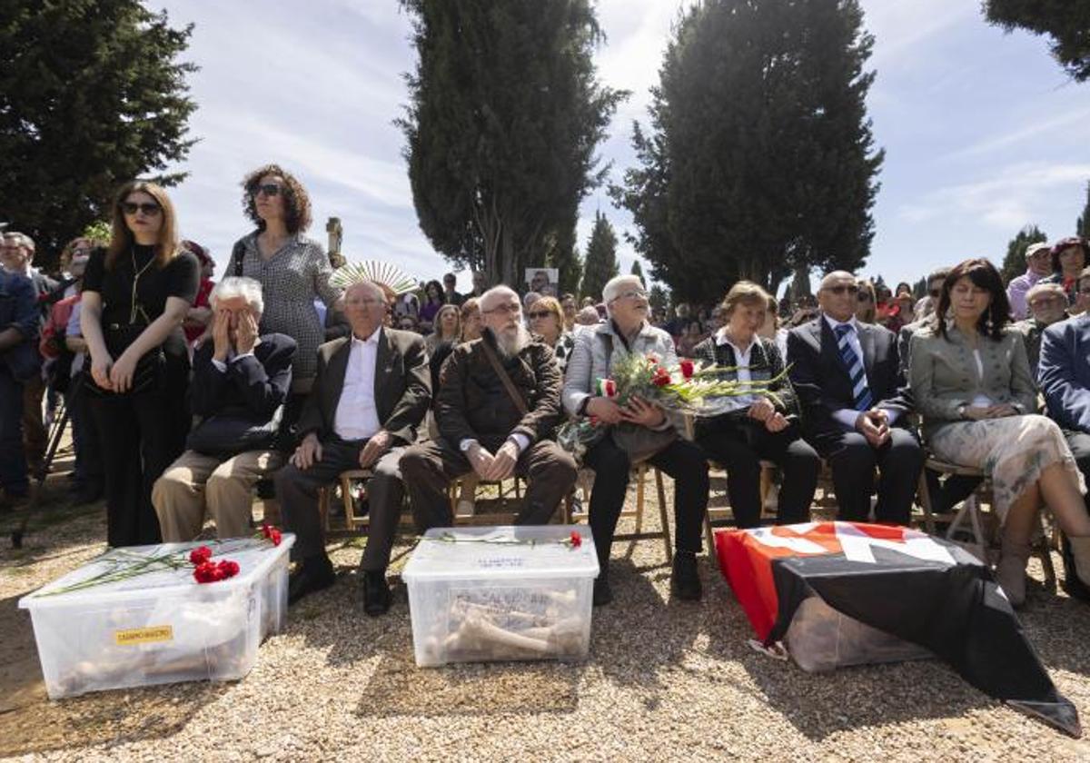 Familiares de Casimiro Maestro, Angel Egaña y Emilio Pedredo tras la entrega de los restos.