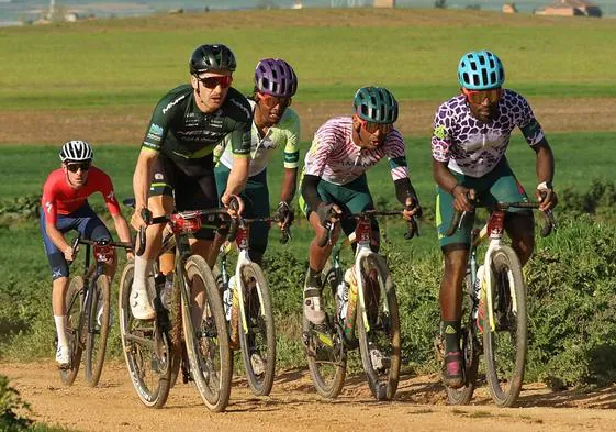 Los ciclistas kenianos lideran el pelotón en la tercera etapa de la Gravel Ibereólica Tierra de Campos.