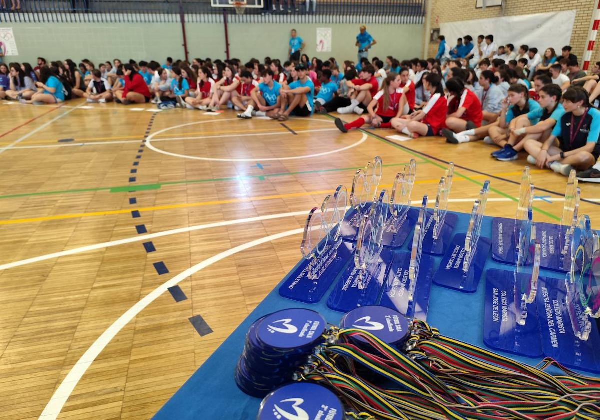 Los deportistas y los trofeos que se entregaron en la ceremonia de clausura