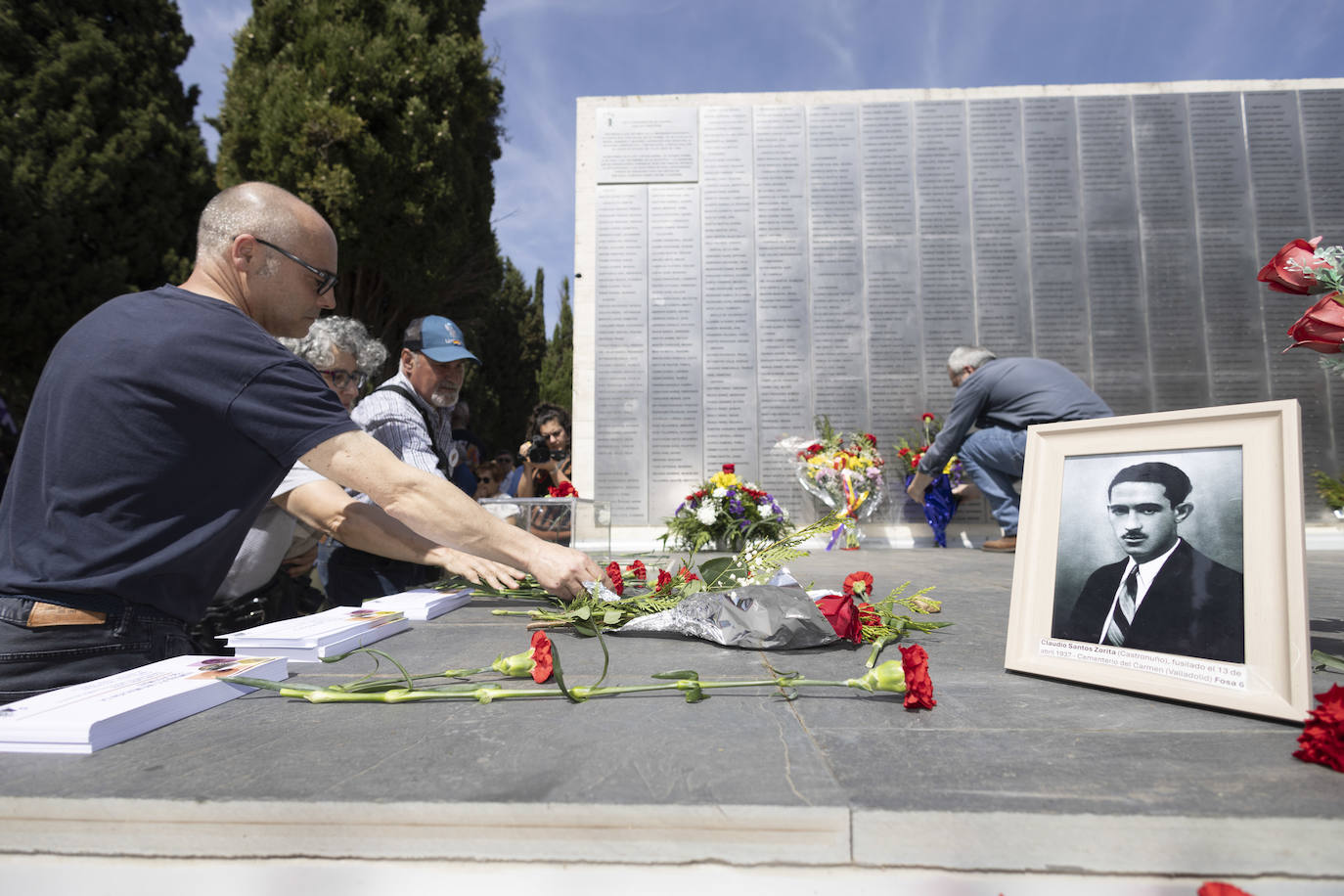 Flores en recuerdo de los represaliados del Franquismo.