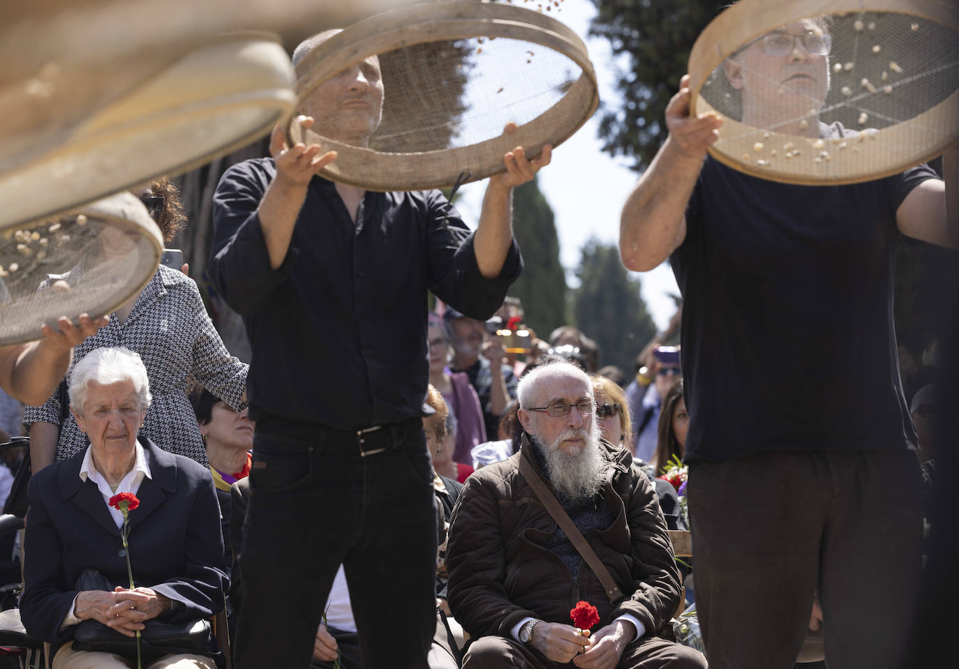 Representación teatral que evoca los trabajos de exhumación de las fosas comunes.