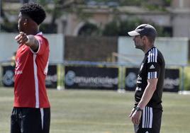 Ramsés, en la banda, durante el partido ante el Montijo.