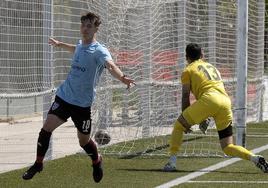 Dani Plomer celebra el 0-2 de la Segoviana ante el Montijo.