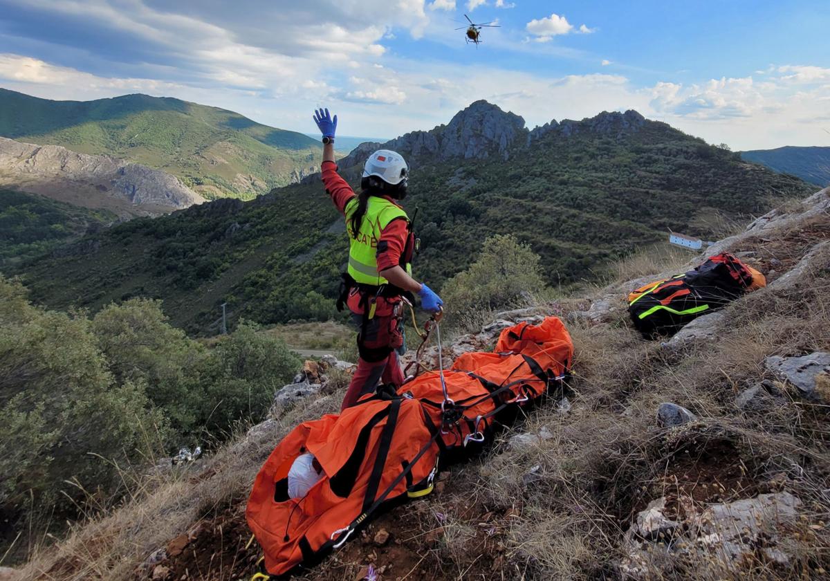 Una rescatadora realiza señales al helicóptero para comenzar el izado del herido.