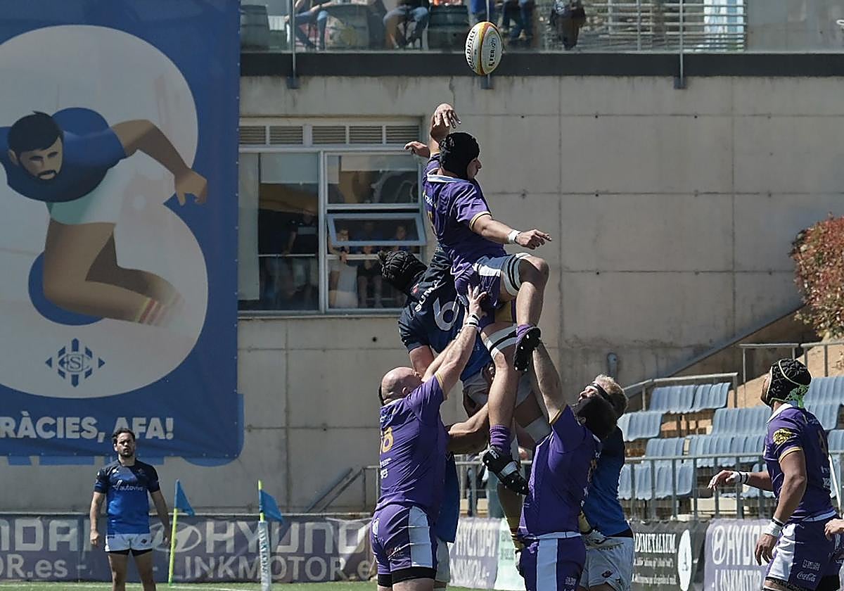 El Salvador intenta recuperar un balón tras un saque lateral.