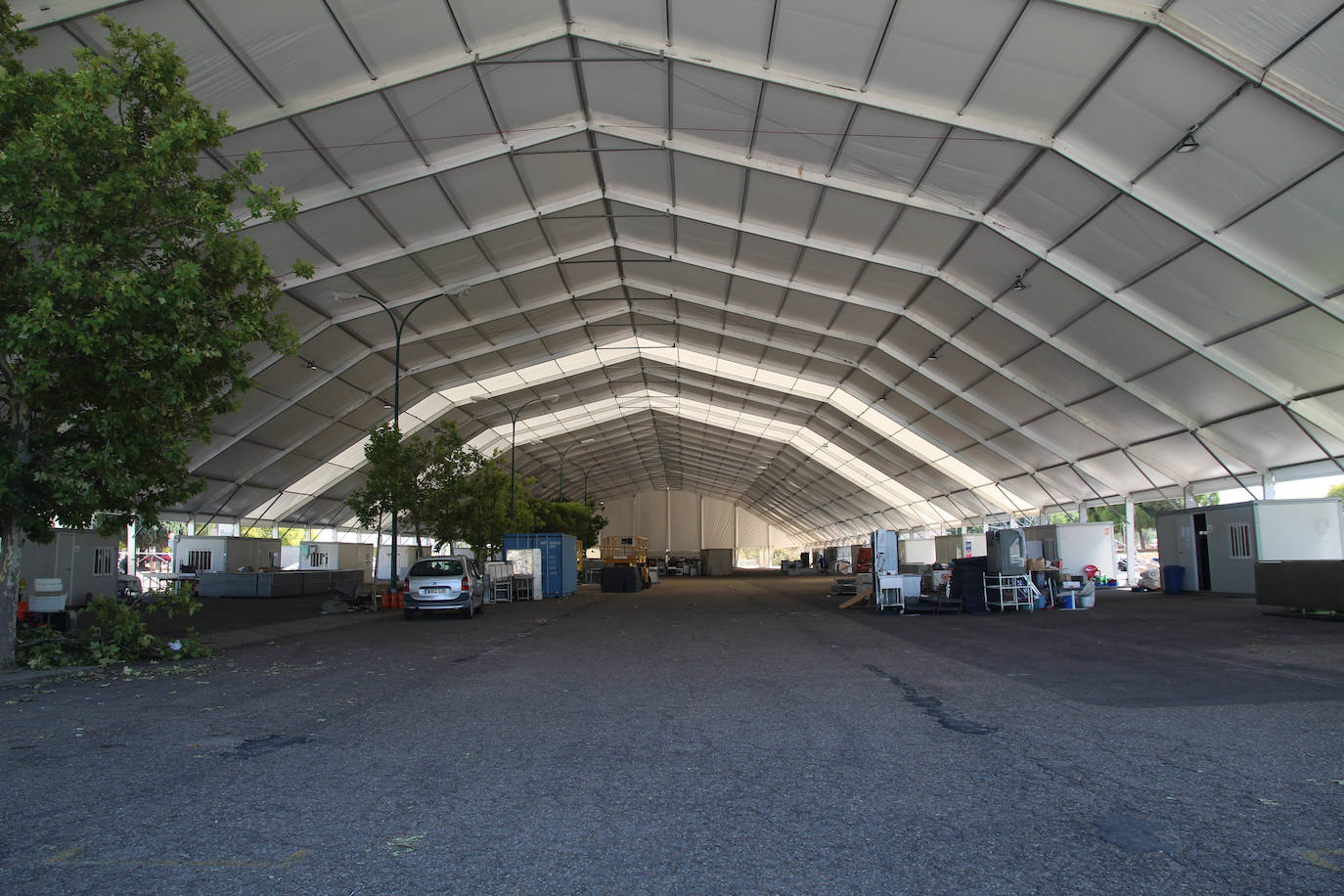 Montaje de la carpa de las casetas regionales en el recinto ferial de Valladolid.