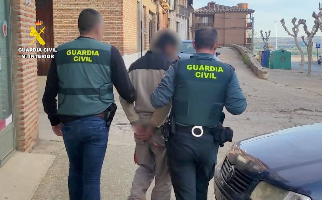 La Guardia Civil detiene a un hombre por una presunta agresión sexual.