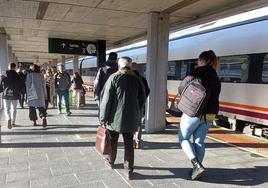 Varios pasajeros, en un andén de la estación Segovia-Guiomar.