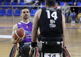 Jonathan Soria con el balón en una mano contra el Mideba Extremadura.