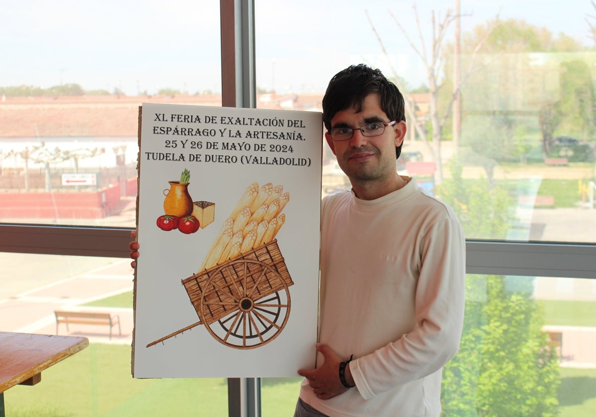 Marcos Rodríguez posando junto a su cartel