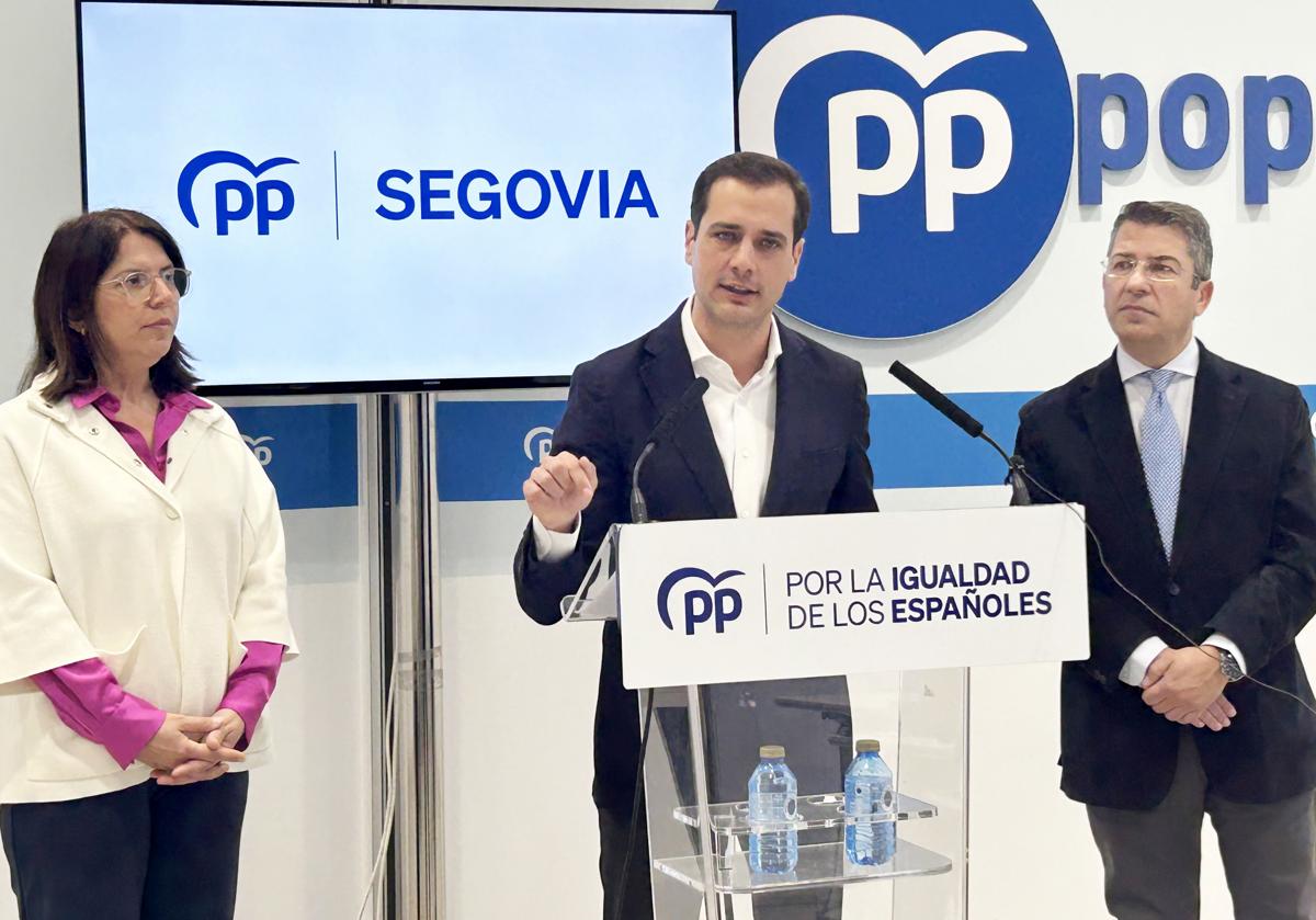 María Cuesta, Pablo Pérez Coronado y Pedro Muñoz, en la sede del Partido Popular en Segovia.