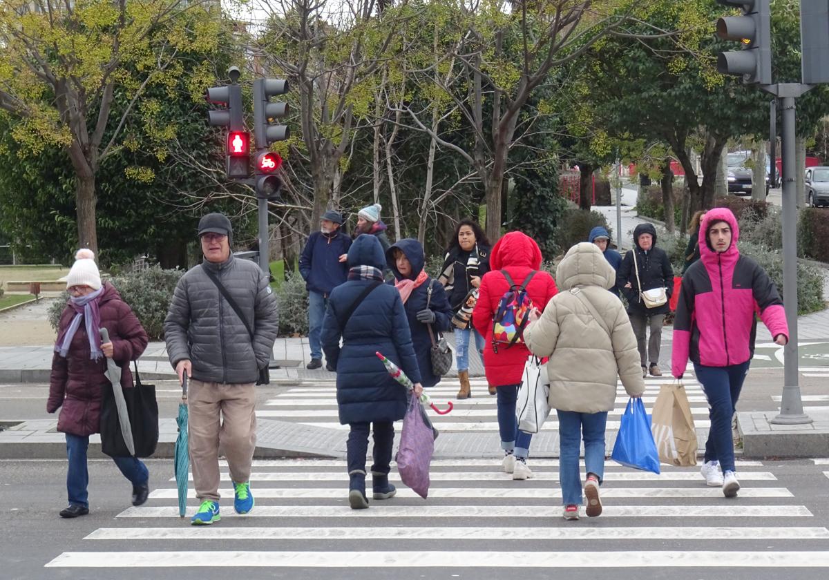 Viandantes se protegen del frío en Valladolid durante la borrasca Juan, el pasado mes de enero.