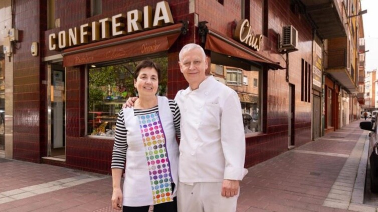 Chus y Javier posan frente a la fachada de su confitería en la calle Real de Burgos.