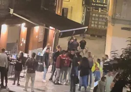 Imagen de una de las zonas de fiesta en la madrugada del domingo a las 3:53 horas.