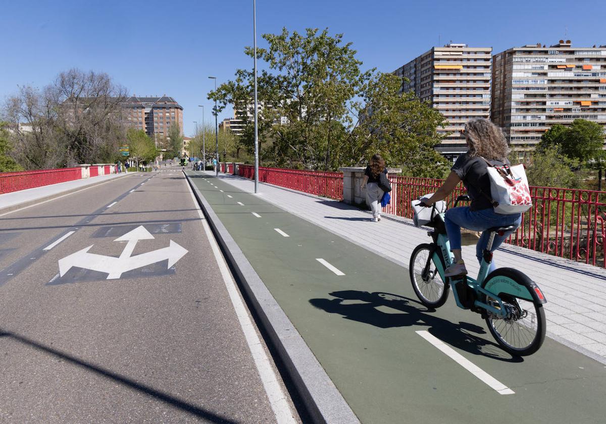 Una ciclista circula por el puente de Poniente, en una imagen de archivo.