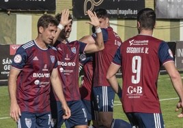 Jugadores de la Segoviana celebran un gol en La Albuera.