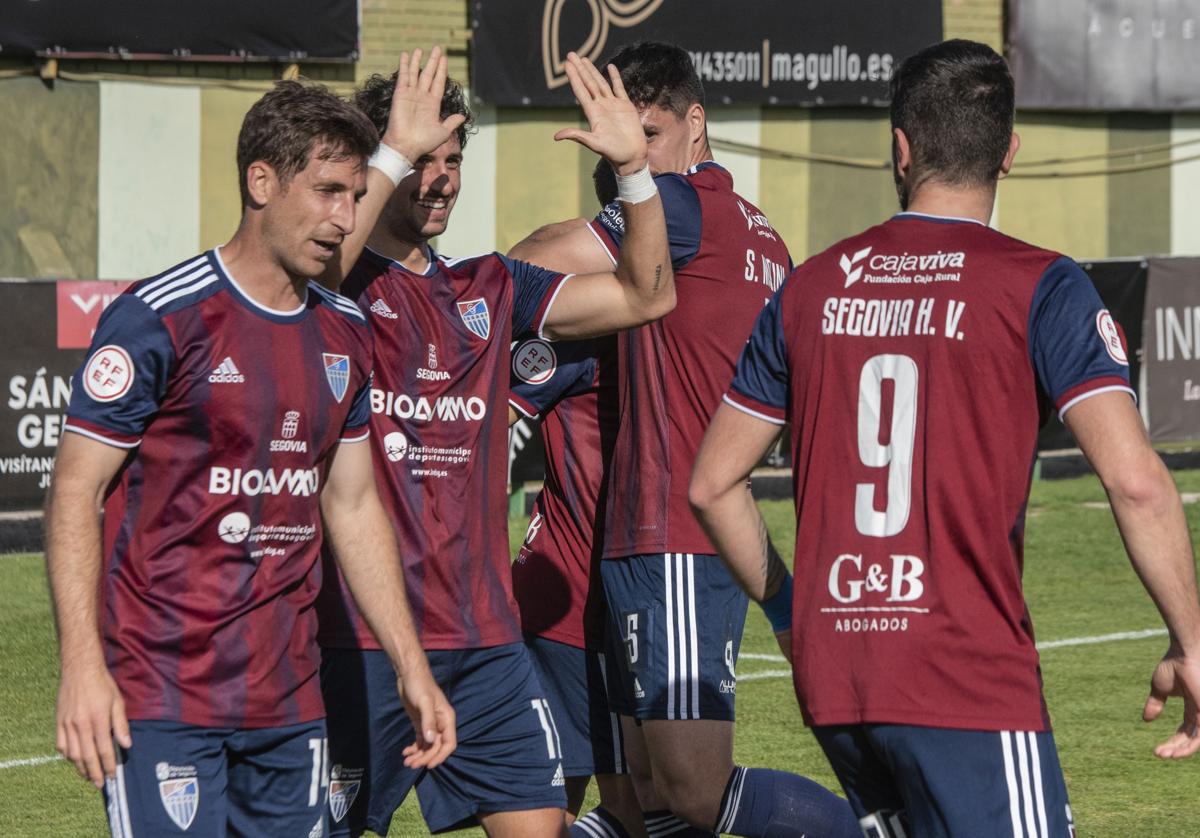 Jugadores de la Segoviana celebran un gol en La Albuera.