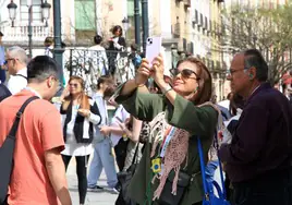 Turistas recorren y sacan fotos en el entorno de la Plaza Mayor de Segovia.