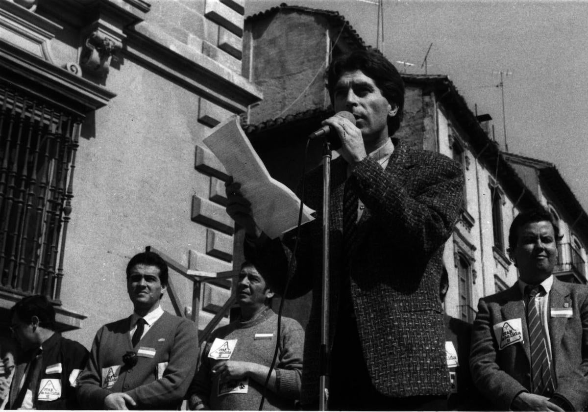 Joaquín Sabina, en 1985, un año después de su bolo en la Plaza Mayor. El músico ha repetido en Valladolid en distintos años entre los que destacan sus conciertos en la Feria de Muestras de 2000 y 2010.