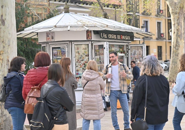 La ruta turística, durante su parada en el quiosco de la plaza de Santa Cruz.