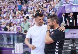 Paulo Pezzolano (izquierda) habla con Fernando Estévez antes del Real Valladolid-Eldense de la pasada jornada.