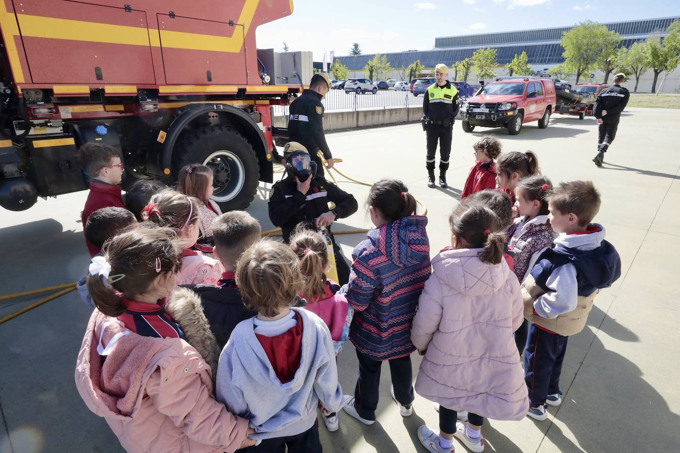 Un recorrido en imágenes de la visita de la UME en el colegio San Agustín