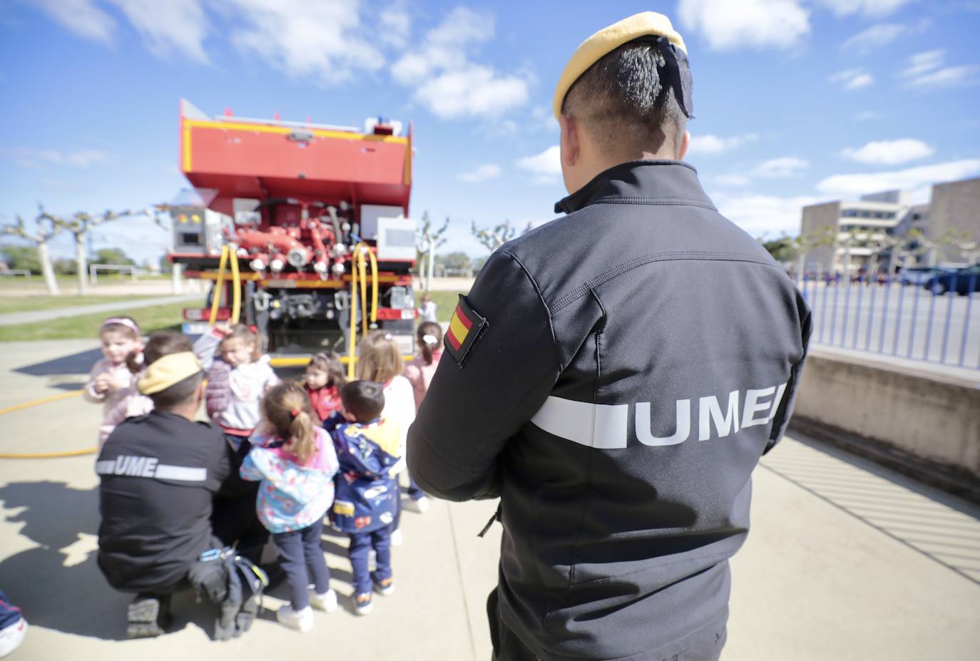 Un recorrido en imágenes de la visita de la UME en el colegio San Agustín